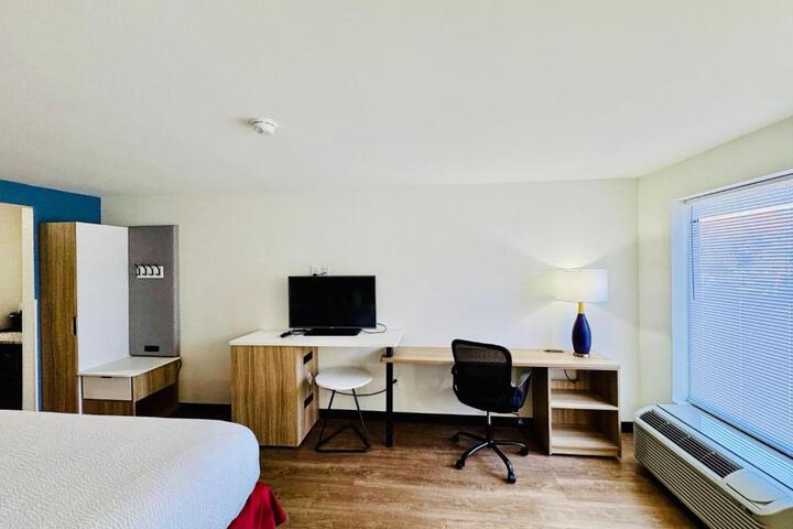 1 King Bed (3 of 6)