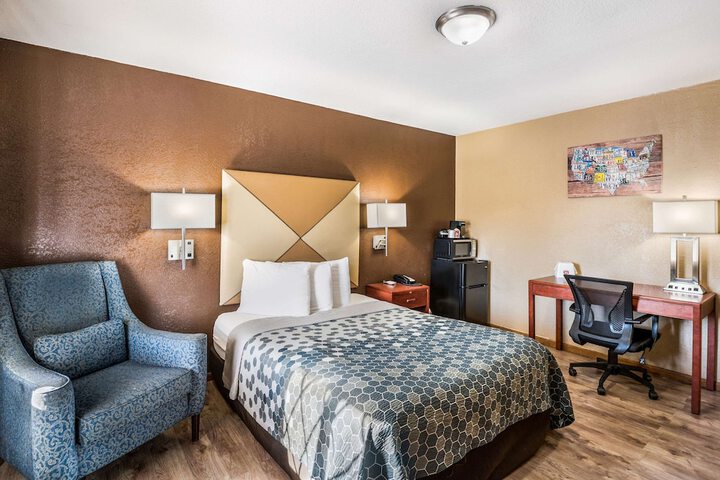 1 Queen Bed (2 of 7)