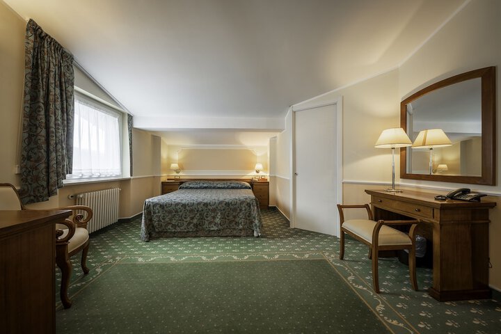 Room 26 of 100