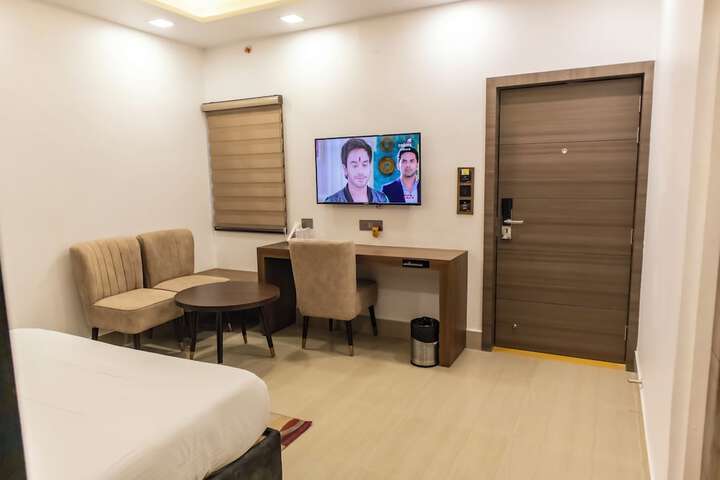 Room 85 of 221