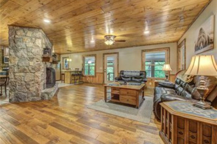 Exterior of Lil Bears Den 3 Bedrooms, Hot Tub, Deck, Wifi, Sleeps 8