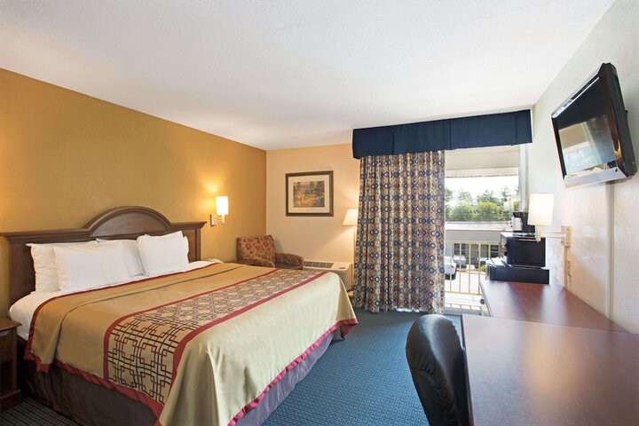 1 King Bed (4 of 6)