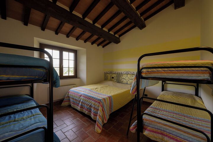 Room 4 of 104