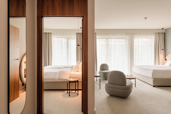 Room 40 of 153