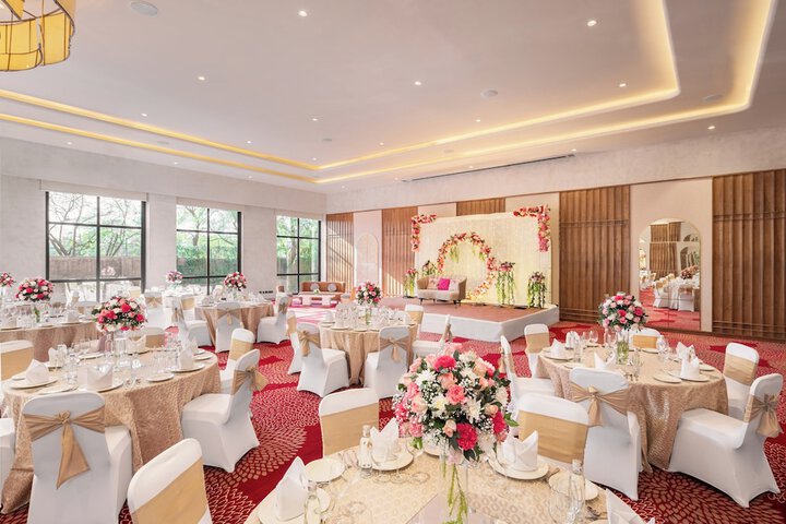 Ballroom/Hall 70 of 92