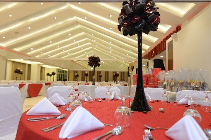 Ballroom/Hall 27 of 34