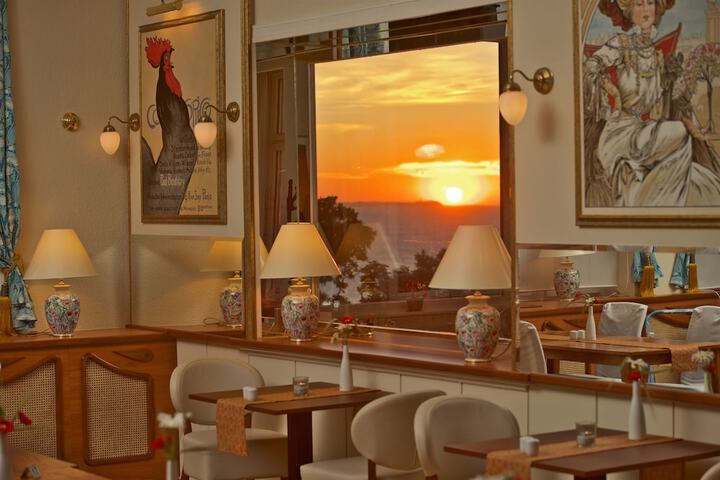 Dining 77 of 106