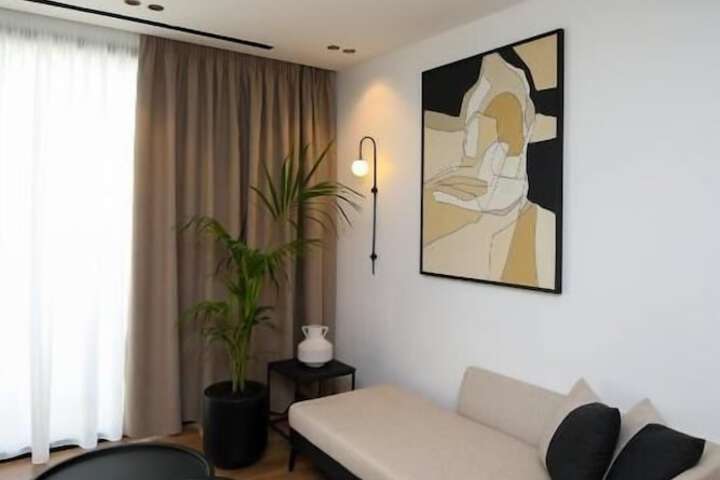 Room 16 of 108
