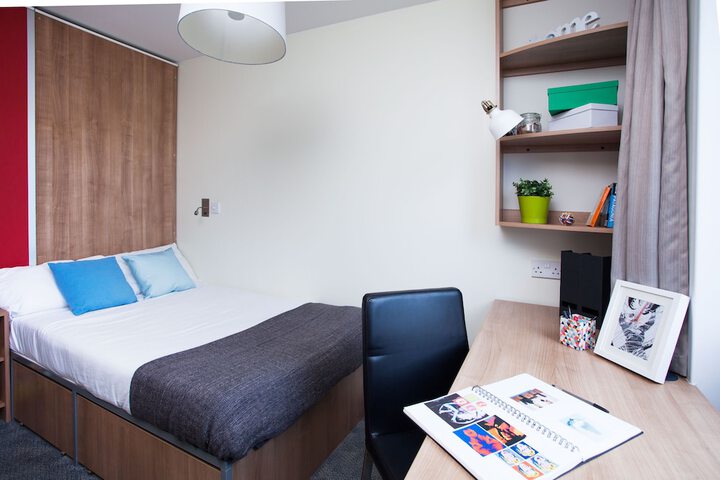 Room 6 of 12