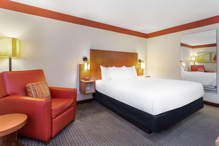Executive King Bed (3 of 16)