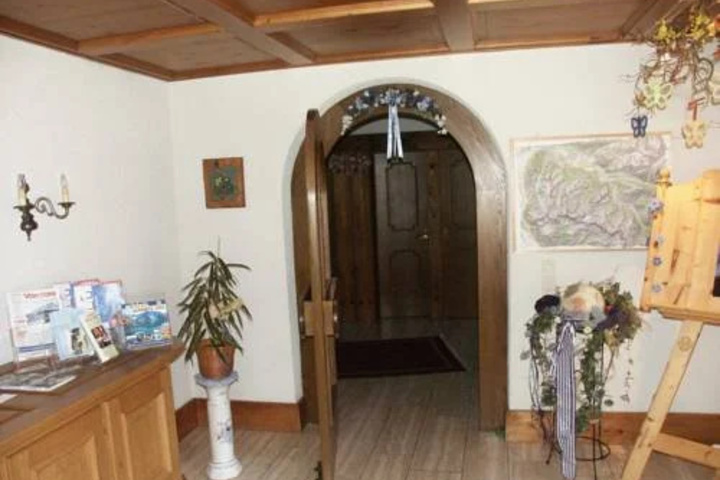Room 6 of 14