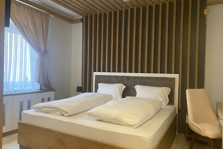 Room 5 of 7