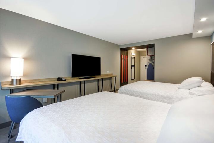 2 Queen Beds (13 of 14)