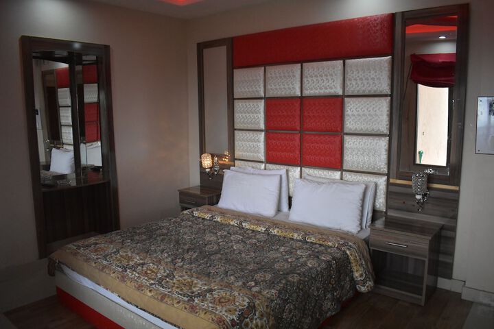 Room 10 of 16