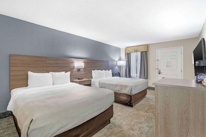 2 Queen Beds (1 of 12)