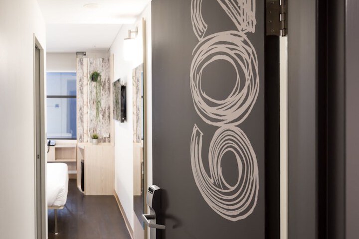 Room 3 of 44