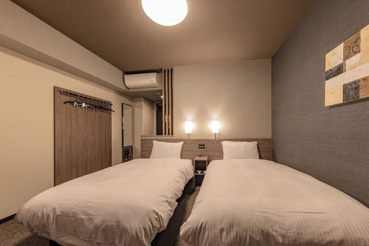 Room 8 of 28