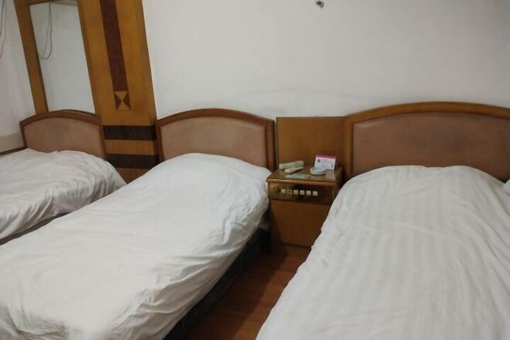Room 6 of 10