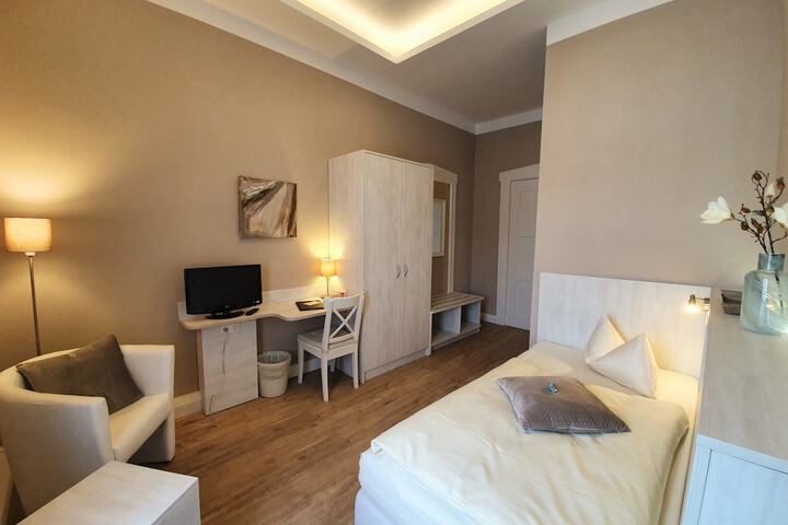 Room 16 of 76