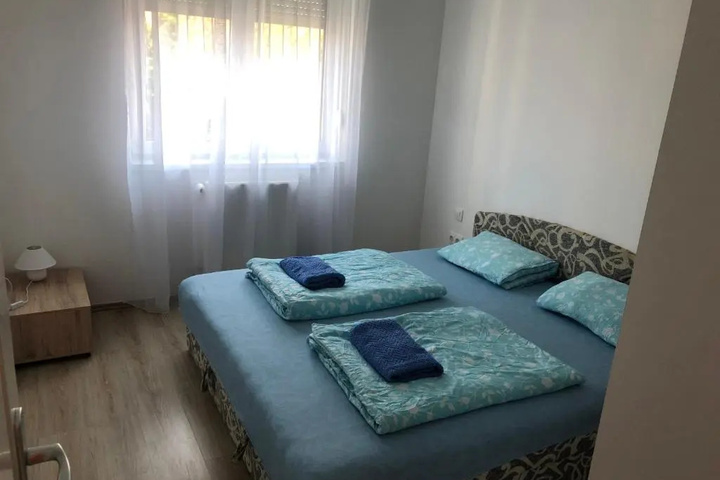 Room 6 of 12