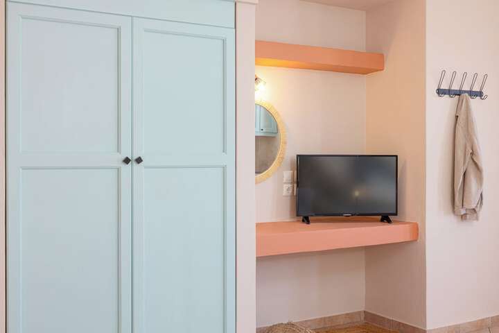 Room 10 of 99