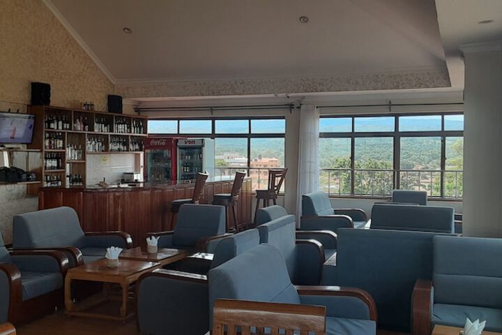 Lounge 4 of 8