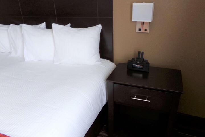 1 Queen Bed Recliner High Speed Internet Accessible Microwave and Refrigerator, Coffee Maker, Hairdryer Continental Breakfast (1 of 13)
