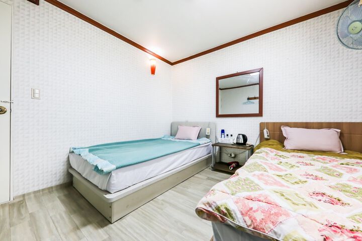 Room 13 of 18