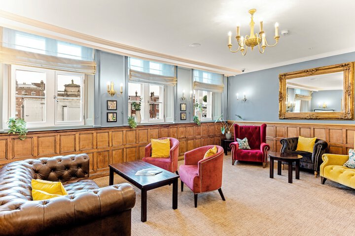 Lounge 107 of 129