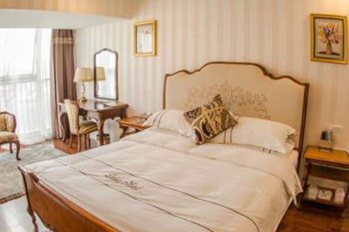 Room 4 of 8