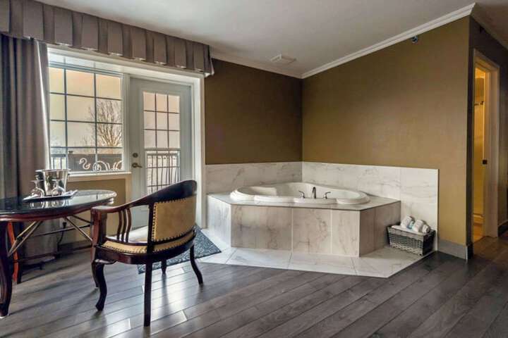 1 Queen Bed Accessible (12 of 27)