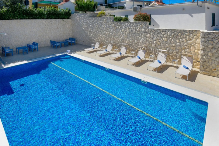 Pool 9 of 14
