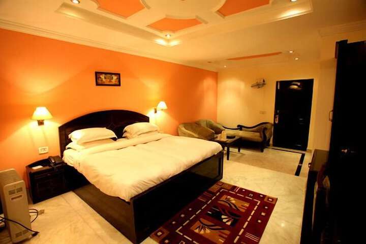 Room 13 of 28
