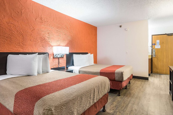 Standard Room, King or Two Doubles (4 of 5)