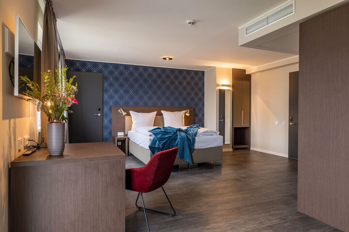 Room 9 of 33