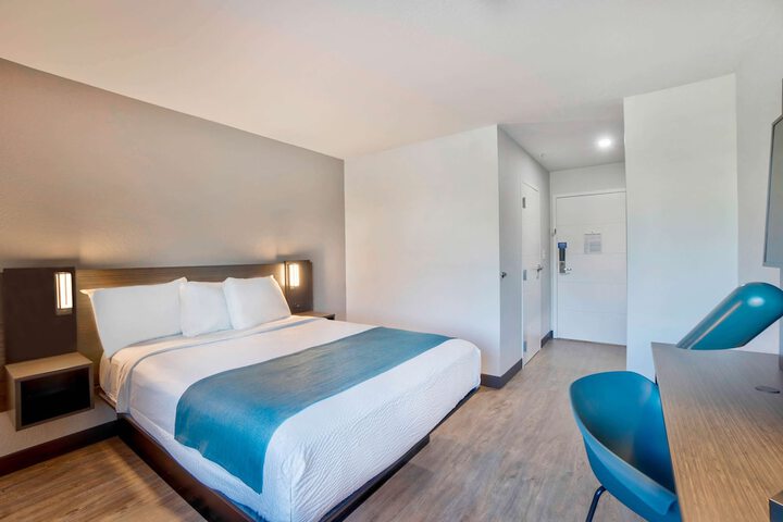 1 Queen Bed (7 of 9)