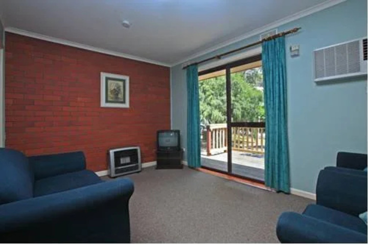 Room 4 of 9