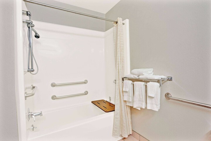 1 Queen Bed Accessible Room (8 of 12)