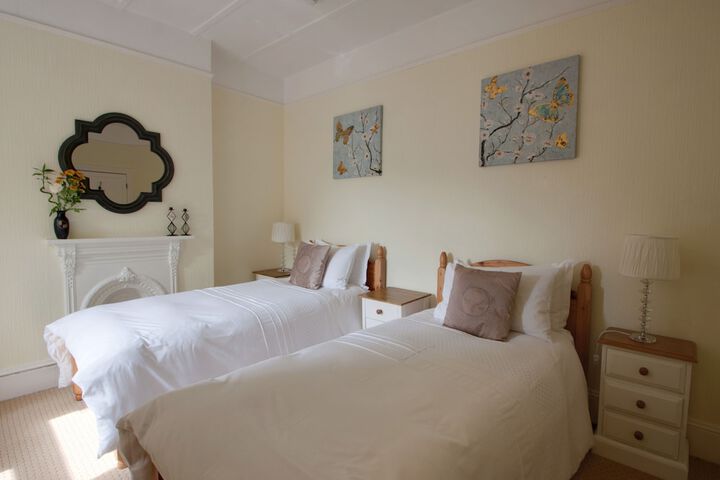 Room 6 of 16