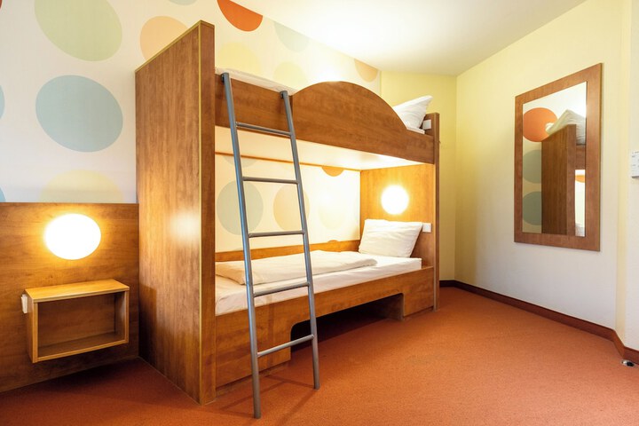 Room 44 of 154