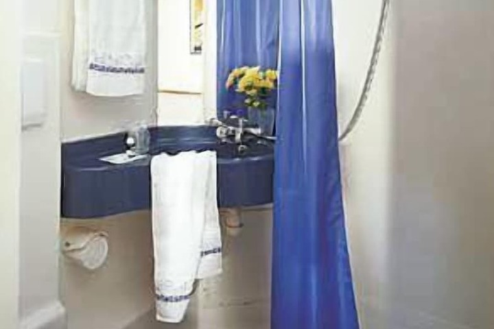 Room 4 of 8