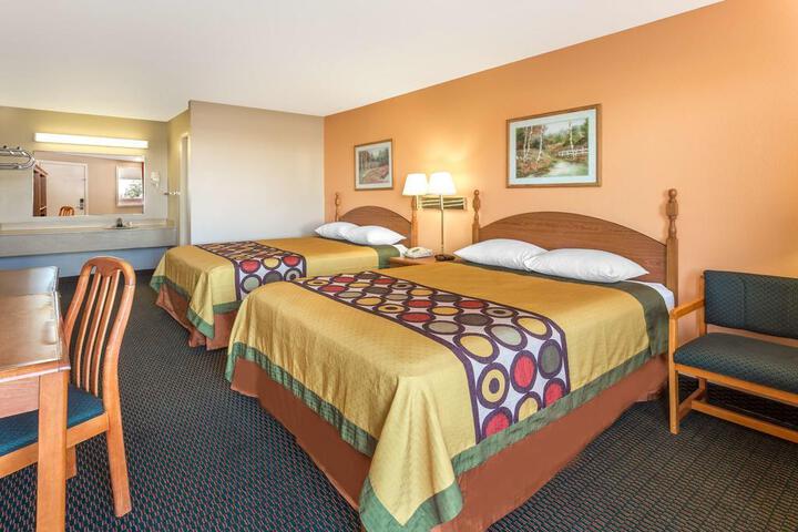 2 Queen Beds (10 of 11)