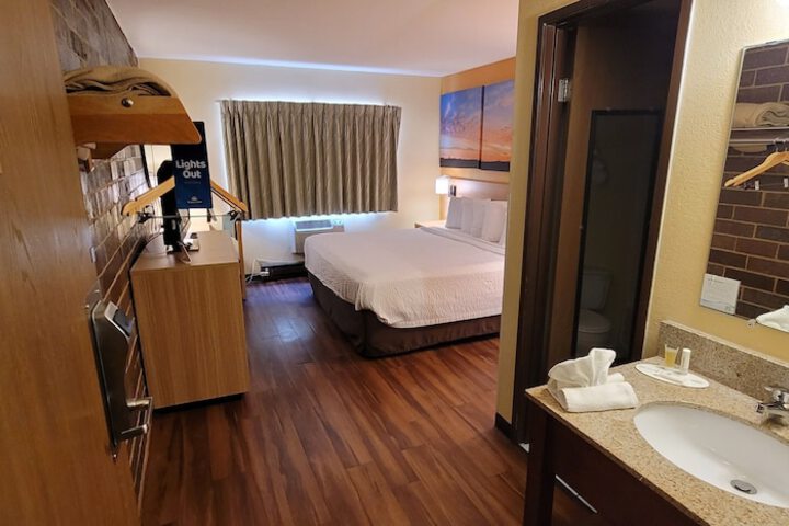 1 Queen Bed (15 of 15)