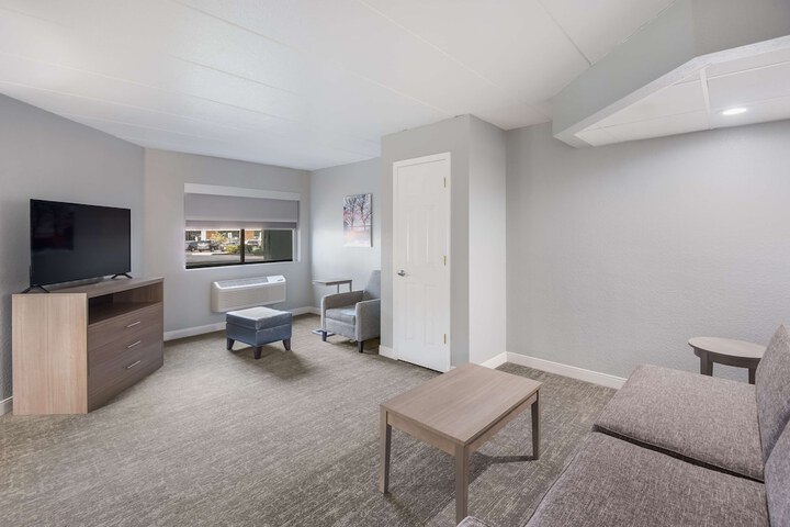 1 King Bed High Speed Internet Accessible Microwave and Refrigerator Chair with Ottoman Desk Full Breakfast (2 of 31)