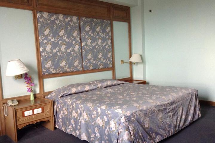 Room 17 of 40