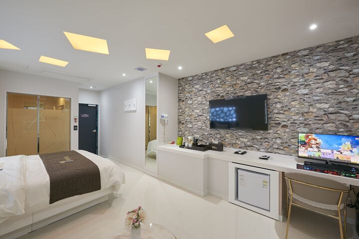 Room 27 of 61