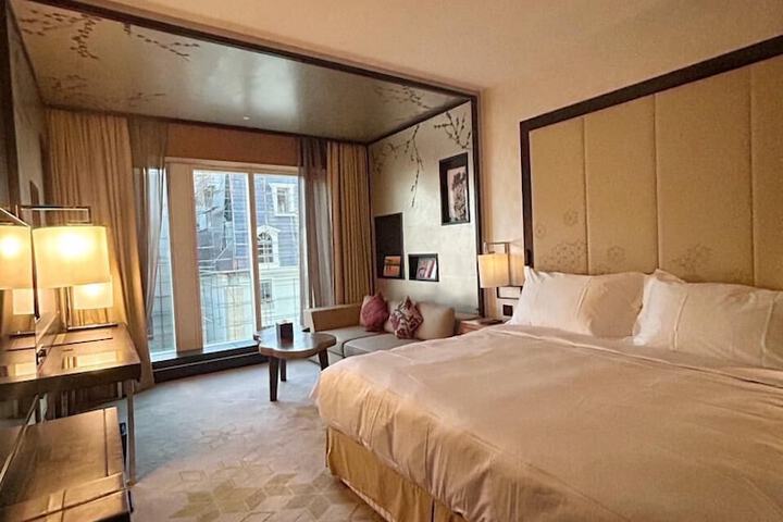 Room 10 of 14