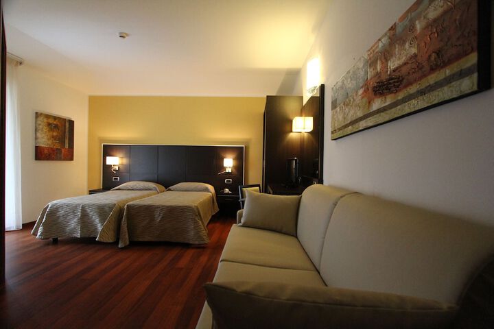 Room 28 of 69