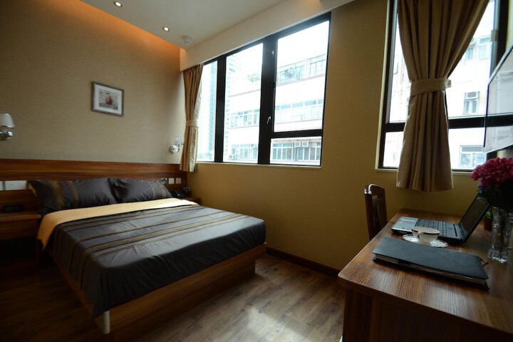 Room 6 of 18