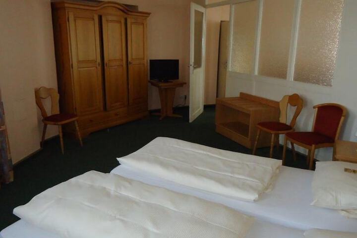 Room 12 of 103